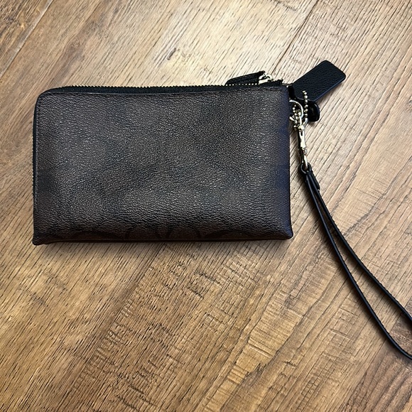 Coach wristlet - Picture 2 of 9